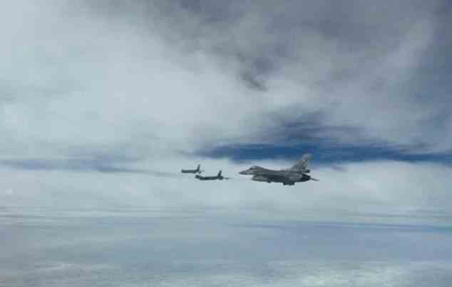 Im Bild: Die beiden US-Atombomber werden Anfang der Woche von einem polnischen Kampfjet eskortiert