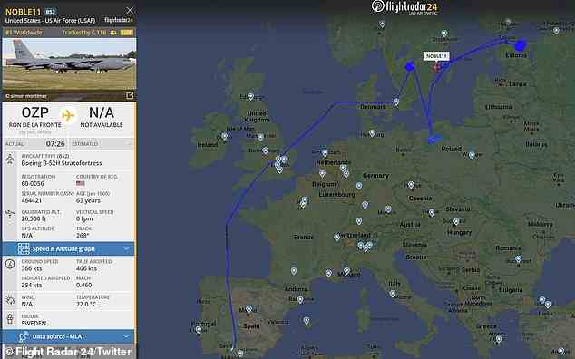 Im Bild: Eine Karte, die die Route einer der beiden US-amerikanischen B-52-Kämmmaschinen über Europa zeigt