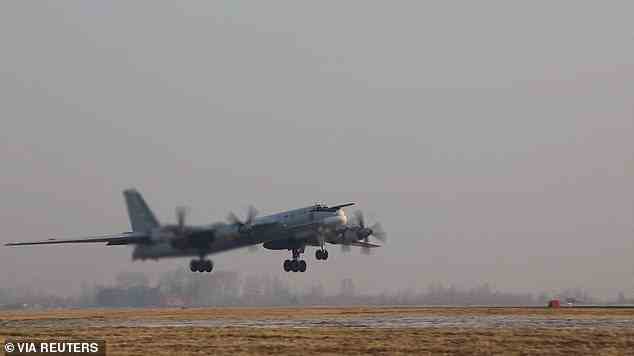 Die Entwicklung kam, als Moskau sagte, es habe zwei seiner eigenen nuklearen Tu-95MS-Bomber (Bild, Aktenfoto) mehr als sieben Stunden lang über dem Japanischen Meer geflogen, in einer Erklärung, die veröffentlicht wurde, als Japans Premierminister einen Überraschungsbesuch in der Ukraine begann