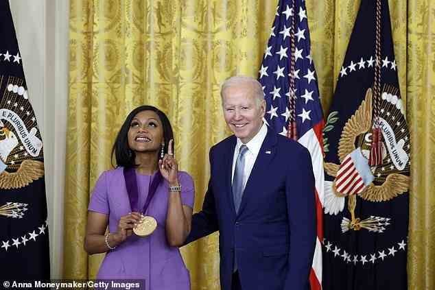 Herzlichen Glückwunsch!  Die 43-jährige gebürtige Massachusettserin strahlte neben Präsident Joe Biden (R), als sie ihr Medaillon für „die Förderung der Künste in Amerika und das Anbieten von Inspiration für andere durch ihre herausragende Leistung, Unterstützung oder Schirmherrschaft“ erhielt.