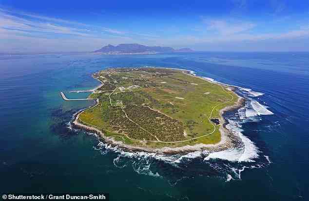 Sie können eine Fähre zur berühmten Robben Island (oben) nehmen, wo Nelson Mandela fast zwei Jahrzehnte lang inhaftiert war
