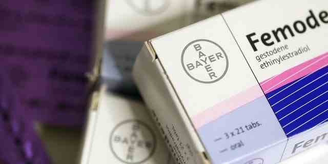Auf einer Apothekentheke liegen Blisterpackungen mit Femoden-Tabletten zur oralen Empfängnisverhütung, hergestellt von der Bayer AG.