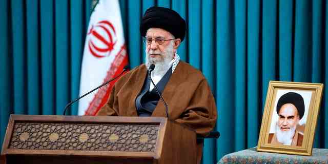 Auf diesem Foto, das von der offiziellen Website des Büros des obersten iranischen Führers veröffentlicht wurde, spricht der Oberste Führer Ayatollah Ali Khamenei am Montag, den 21. März 2022, in einer im Fernsehen übertragenen Neujahrsansprache in Teheran, Iran. 