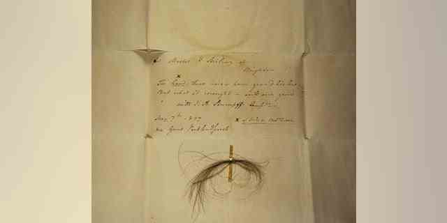 Das Stumpff-Schloss, aus dem Beethovens High-Coverage-Genom sequenziert wurde.  Das Schloss ist an einem Brief von Johann Andreas Stumpff an Patrick Stirling vom 7. Mai 1827 angebracht. Stumpffs Gedicht lautet: "Der Kopf, diese Haare haben grac'd liegt niedrig;  Aber was es hervorbrachte – wird immer wachsen."