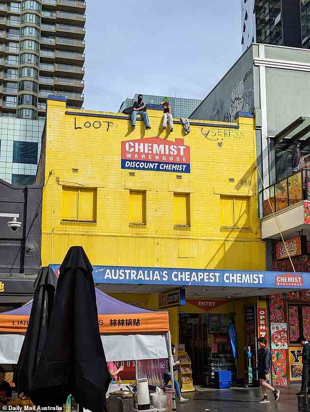 Das Paar saß am Donnerstagnachmittag gegen 16 Uhr auf dem Chemist Warehouse in der Chatswood Mall im Norden von Sydney, während schockierte Fußgänger zuschauten