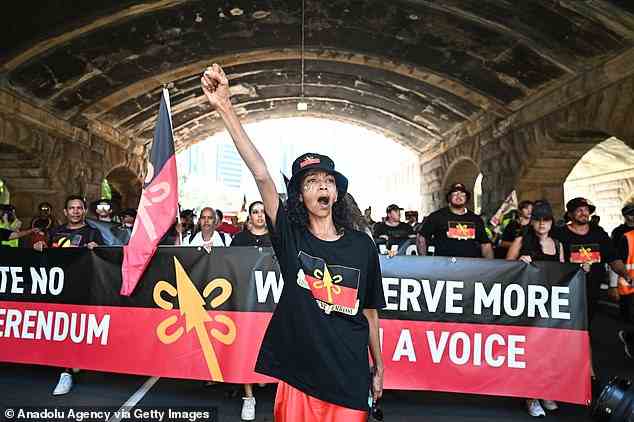 Die Opposition hat zugestimmt, den Gesetzentwurf der indigenen Stimme für das Parlament im Senat zu unterstützen (im Bild nehmen Menschen an Protesten am Australia Day in diesem Jahr teil).