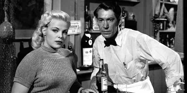 Die Schauspielerin Cleo Moore und Arthur Marshall werden in einer Szene aus dem Film von 1953 gezeigt "Das Geständnis eines Mädchens." Richard Koper sagte, Cleo Moores Hollywood-Karriere sei 1956 zu Ende gegangen.