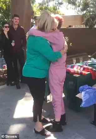 Bei Frau Wyatt (im Bild, wie sie ihre Tochter Amanda Hancock umarmt) wurde 2017 die Huntington-Krankheit diagnostiziert