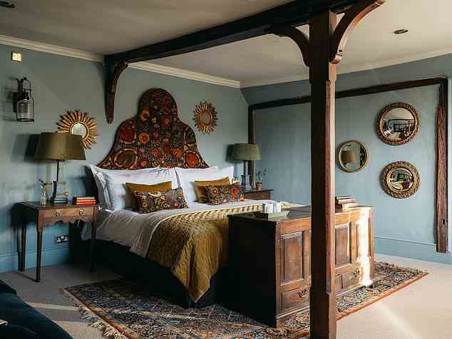 Das Ernest-Schlafzimmer, das 220 Pfund pro Nacht kostet, verfügt über ein Paisley-Kopfteil und dunkle Holzarbeiten, verrät der Inspektor