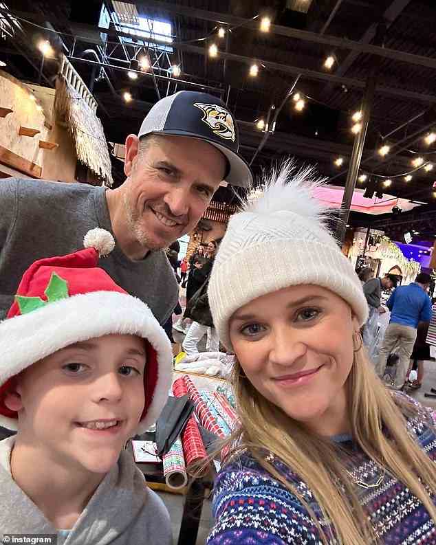 Vor drei Monaten: Reese hat im Dezember 2022 Schnappschüsse mit Jim geteilt, als sie die Weihnachtszeit mit ihrer Familie genossen