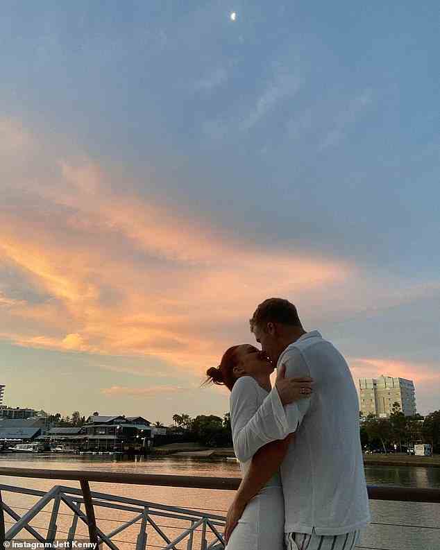 Der Sohn der Schwimmerin Lisa Curry, 28, postet oft Fotos und Videos auf seiner Instagram-Seite, in denen er seine Freundin Lily, 25, umarmt und küsst