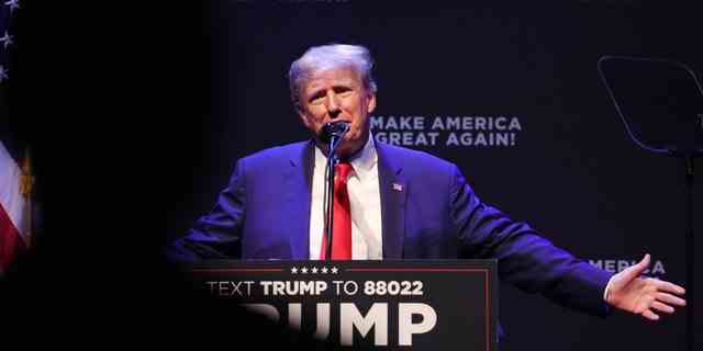 Der frühere Präsident Donald Trump spricht am 13. März 2023 im Adler Theatre in Davenport, Iowa. 