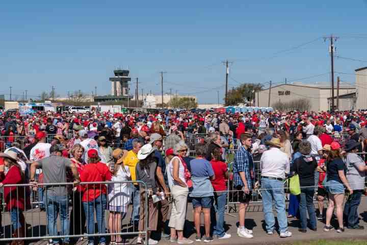 Unterstützer von Trump treffen am 25. März 2023 zu einer Wahlkampfkundgebung 2024 in Waco, Texas, ein.