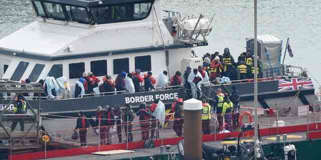 Eine Gruppe von Personen, von denen angenommen wird, dass sie Migranten sind, wird nach einem Vorfall mit einem kleinen Boot im Ärmelkanal an Bord eines Schiffes der Border Force nach Dover, Kent, gebracht.  Bilddatum: Montag, 6. März 2023.