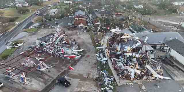 Das Luftvideo, das am Samstagmorgen über Amory, Mississippi, aufgenommen wurde, zeigt die Zerstörung, die angerichtet wurde, als Tornados am Freitag durch das Gebiet fegten.