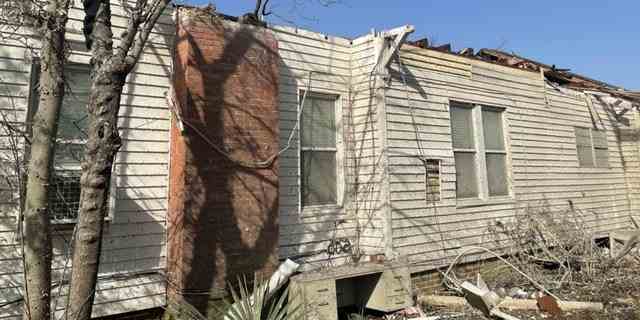 Das Dach eines Hauses wird am Samstag, den 25. März 2023 in Silver City, Mississippi, von Trümmern beschädigt, die den Boden bedecken.