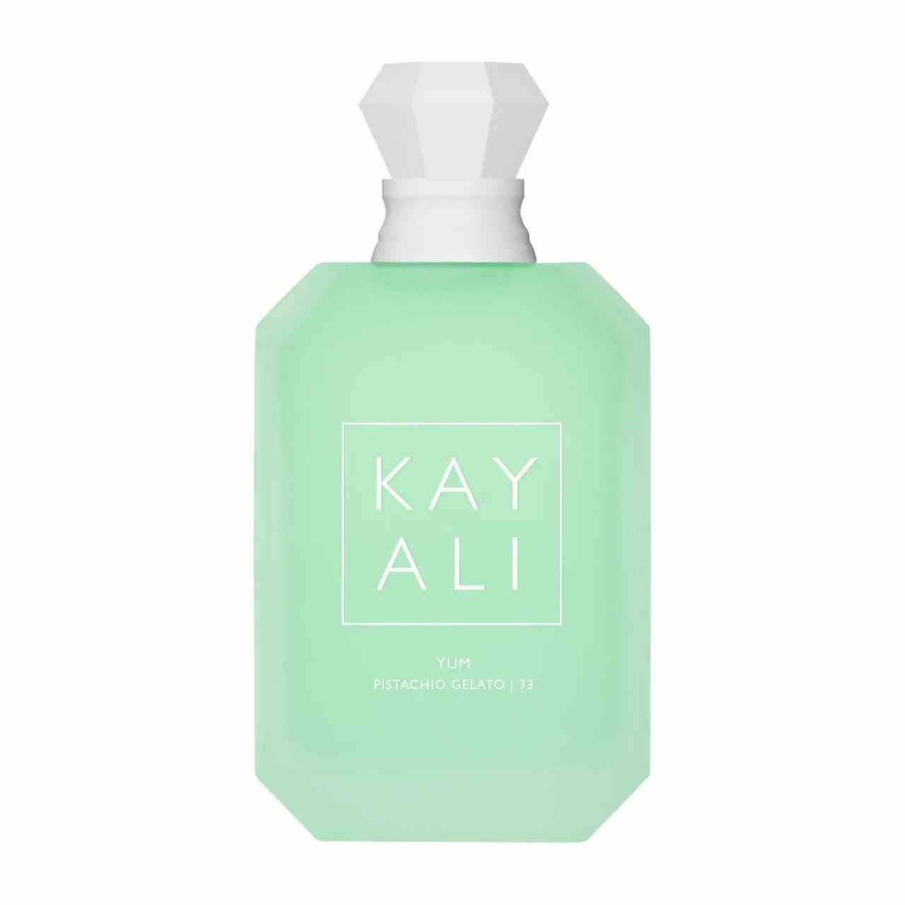 Kayali Yum Pistachio Gelato blassgrüne sechseckige Parfümflasche mit weißer Diamantkappe auf weißem Hintergrund