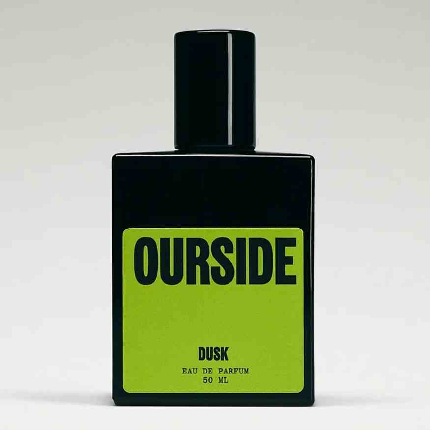 Ourside Dusk schwarze quadratische Flasche Parfüm mit lindgrünem Etikett auf grauem Hintergrund