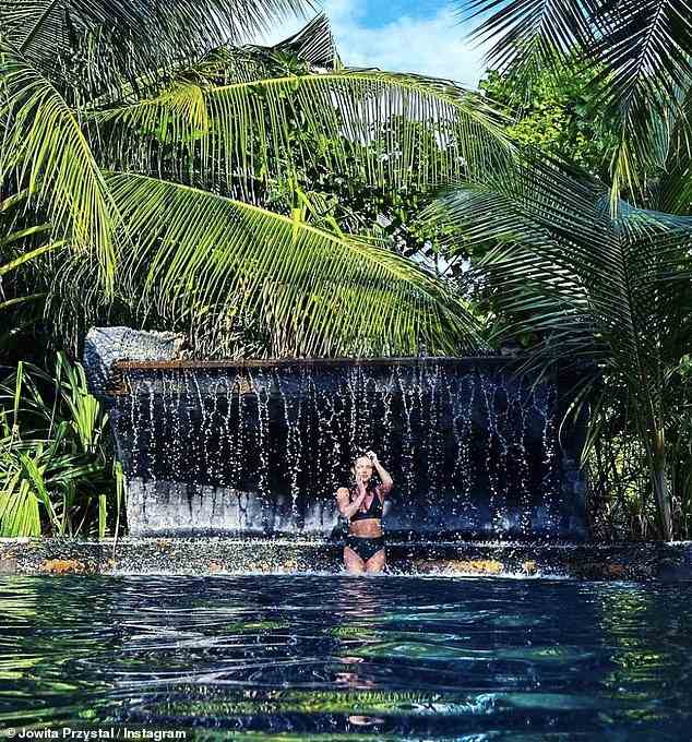 Luxusaufenthalt: Jowita zeigte ihre durchtrainierte Figur in einem hoch taillierten schwarzen Bikini, als sie unter dem Wasserfall posierte