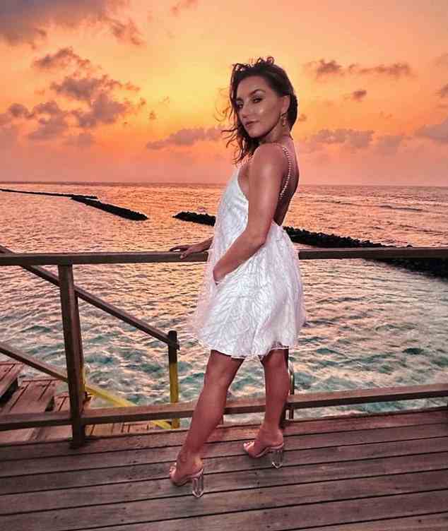 Verkleidet: Jowita genoss einen Sonnenuntergang, als sie zum Abendessen ein weißes Sommerkleid trug, das ihre Bräune betonte