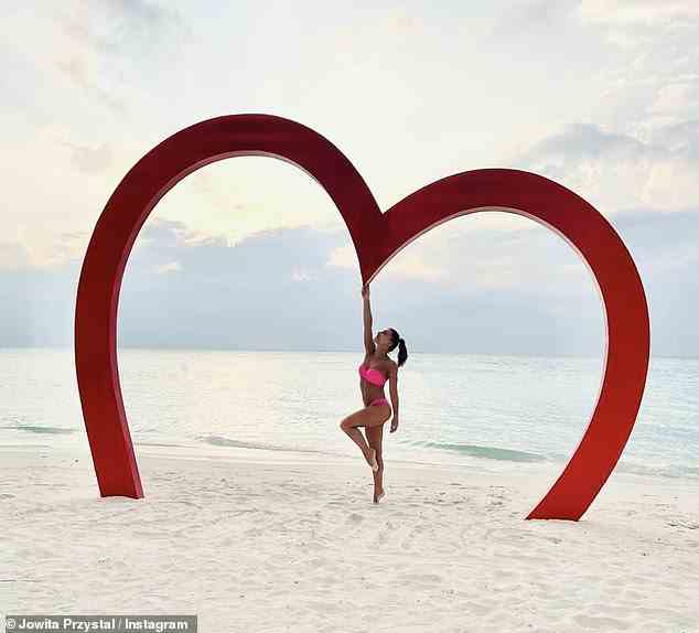 Selbstliebe: Jowita trug einen pinkfarbenen Bikini, als sie mit einem massiven roten Herz posierte