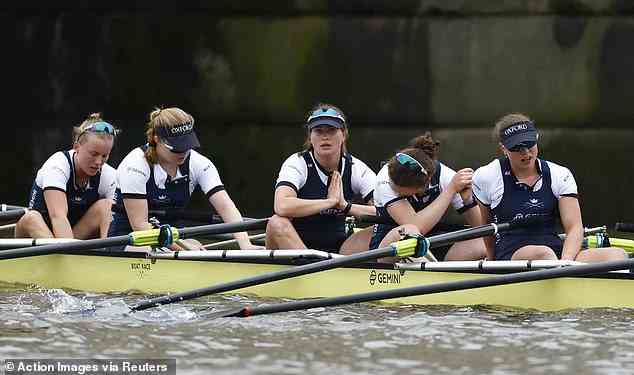 Die Oxford-Ruderer sehen nach dem Ende des Bootsrennens der Frauen niedergeschlagen aus