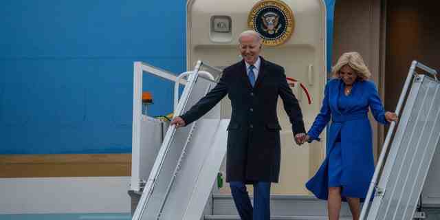 Präsident Joe Biden geht mit First Lady Jill Biden die Treppe der Air Force One hinunter, nachdem er in Kanada angekommen ist, um sich mit Premierminister Justin Trudeau zu treffen.