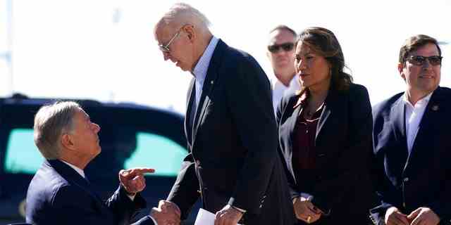 Präsident Joe Biden schüttelt am 8. Januar 2023 die Hand des texanischen Gouverneurs Greg Abbott auf dem El Paso International Airport in Texas.