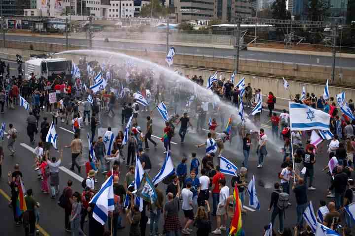 Die israelische Polizei setzt am 23. März in Tel Aviv, Israel, einen Wasserwerfer ein, um Israelis zu zerstreuen, die die Autobahn während eines Protestes gegen die Pläne der Netanyahu-Regierung zur Überholung des Justizsystems blockieren.