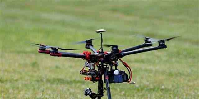 Auf diesem Foto, das am 11. Juni 2015 aufgenommen wurde, wird eine Hexakopter-Drohne während einer Demonstration in Cordova, Maryland, geflogen.
