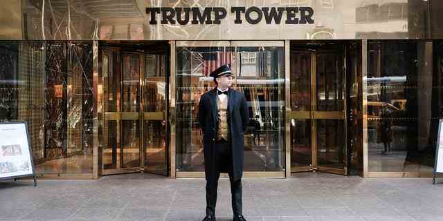Ein Türsteher steht vor dem Trump Tower in Manhattan.