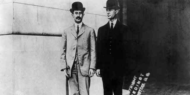 Porträt der Gebrüder Wright, die als erste motorgetriebene Flüge schwerer als Luft entwickelten.  Wilbur steht auf der linken Seite. 
