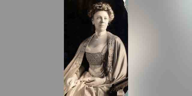 Frau William Howard Taft im Abendkleid.  Sie diente als First Lady von 1909 bis 1913. 