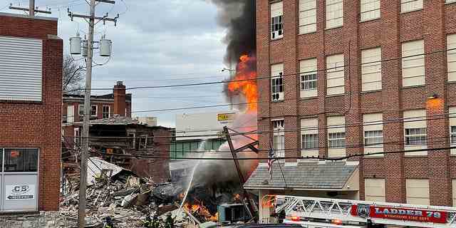 Feuerwehrleute am Ort einer Explosion in einer Schokoladenfabrik arbeiten daran, das Feuer in West Reading, Pennsylvania, zu löschen.