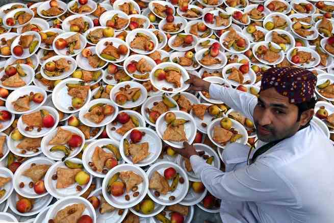 Ein Freiwilliger bereitet am ersten Tag des heiligen Monats Ramadan in Lahore, Pakistan, am 23.