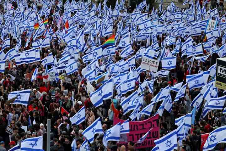 Demonstranten versammeln sich am Montag mit Nationalflaggen vor dem israelischen Parlament in Jerusalem inmitten anhaltender Demonstrationen und rufen zu einem Generalstreik gegen den Vorstoß der rechtsextremen Regierung auf, das Justizsystem zu überholen.