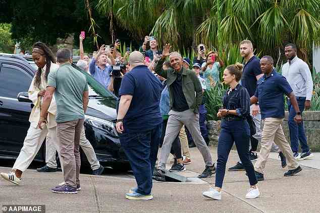 Der frühere US-Präsident Barack Obama (Mitte) winkt Zuschauern zu, nachdem er am Montag den Bathers Pavilion in Balmoral verlassen hat