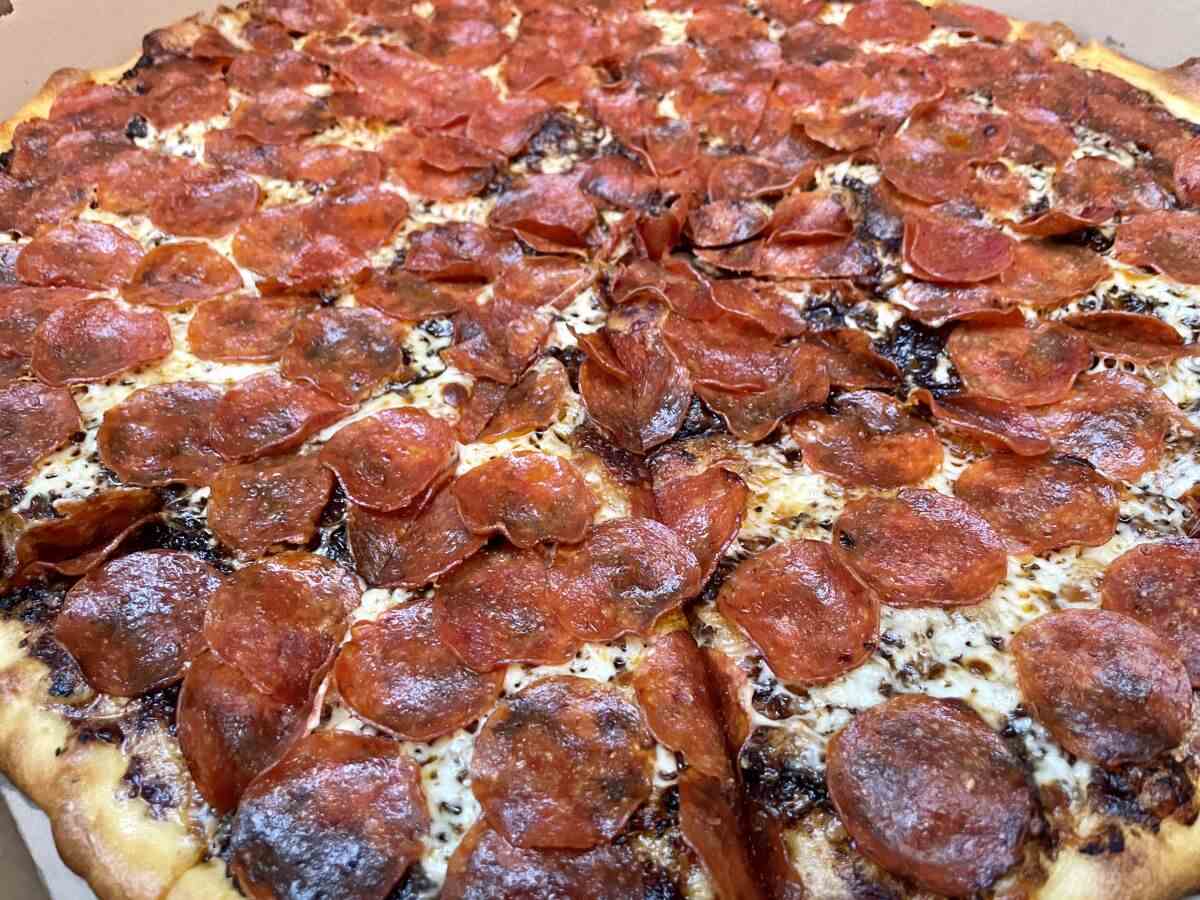 Die 120-Peperoni-Pizza mit schwarzer Knoblauchsauce von Burattino Brick Oven Pizza in Carson.