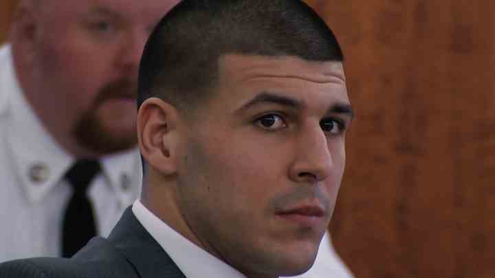 Ein Nahaufnahmefoto von Aaron Hernandez vor Gericht während seines Prozesses von Killer Inside: The Mind of Aaron Hernandez auf Netflix.