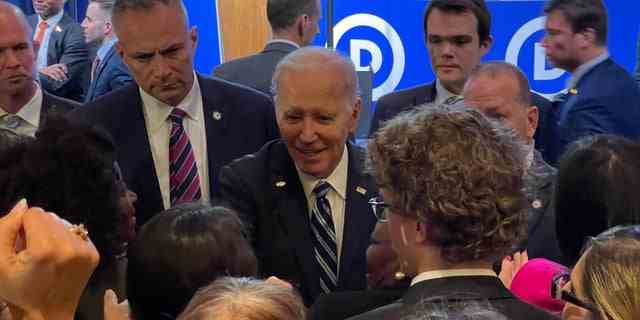 Präsident Biden schüttelt Anhängern die Hand, nachdem er am 3. Februar 2023 auf der Sitzung des Democratic National Committee in Philadelphia vor der Menge gesprochen hat.