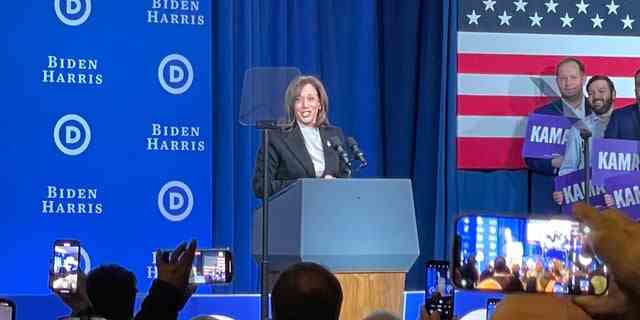 Vizepräsidentin Kamala Harris spricht auf der Sitzung des Democratic National Committee am 3. Februar 2023 in Philadelphia.