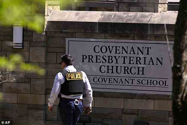 Ein Polizist geht nach einer Schießerei in Nashville am Eingang der Covenant School vorbei