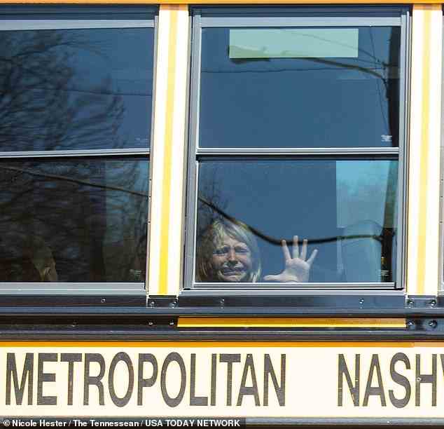 Ein verängstigtes Kind drückt seine Hand gegen das Glas eines Schulbusfensters, nachdem es aus der Covenant School evakuiert wurde