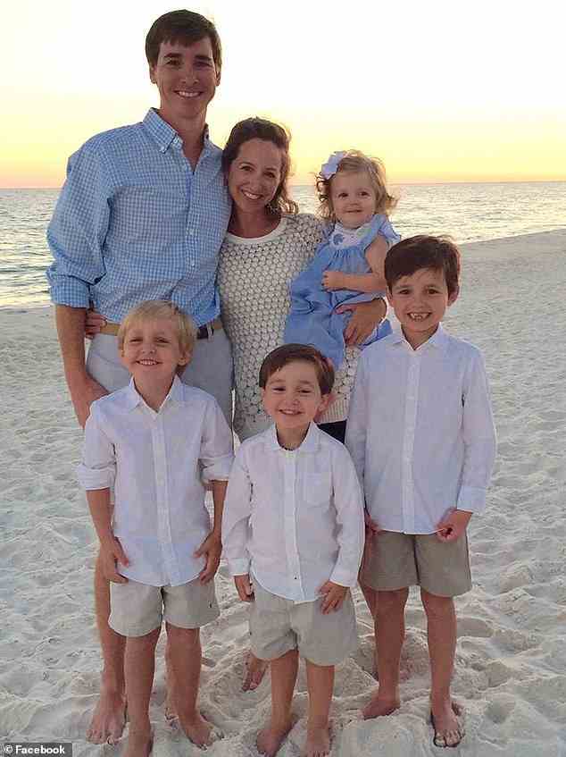 Die Familie Scruggs im Urlaub.  Chad Scruggs und seine Söhne waren begeisterte Jäger, und seine sozialen Medien zeigen die Familie auf der Jagd nach wildem Truthahn