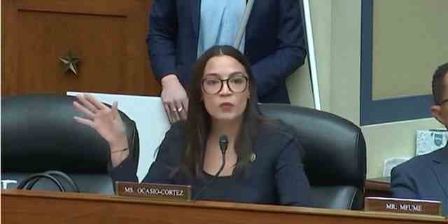 Die Abgeordnete Alexandria Ocasio-Cortez kritisiert die Anhörung des House Oversight zu Twitters Unterdrückung der Laptop-Geschichte von Hunter Biden. 
