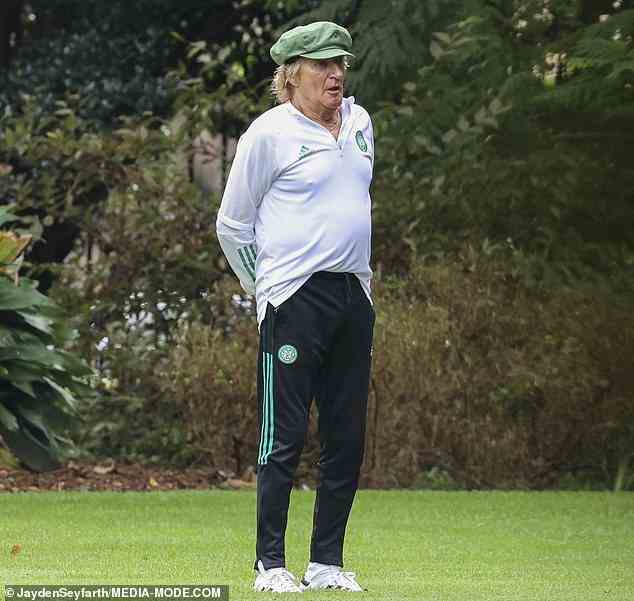 Der britische Sänger, 78, rockte eine schwarze Trainingshose und ein weißes Trikot des Celtic Football Club für den Ausflug