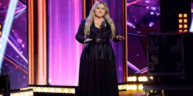 Kelly Clarkson spricht bei den iHeartRadio Music Awards 2023 auf der Bühne.