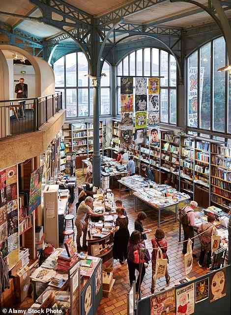 HALLE SAINT-PIERRE, 2 RUE RONSARD: Diese Buchhandlung befindet sich in einem Gebäude, das von einem Schüler des berühmten französischen Architekten Victor Baltard entworfen und 1868 erbaut wurde und das einst als Lebensmittelmarkt und dann als Schule diente, wie das Buch enthüllt
