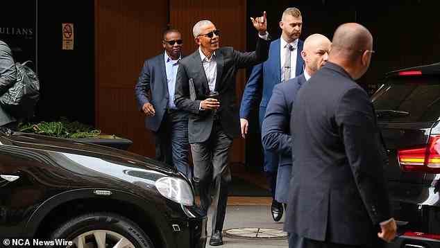 Barack Obama machte ein höfliches Bild, als er die Fans vor seiner lukrativen Rede am Dienstagabend begrüßte