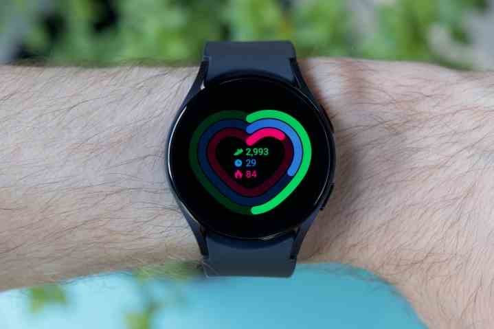 Die Galaxy Watch 5 mit dem Health-Tracking-Widget.